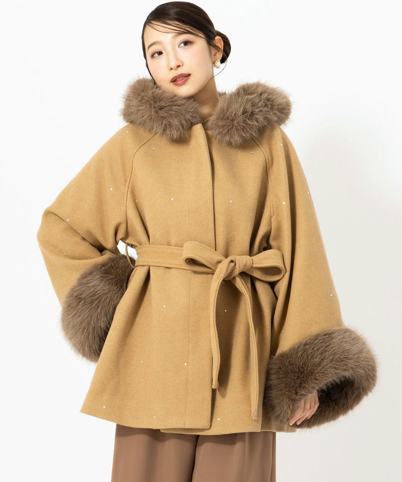 Chico チコ ビジュー付きファー襟ケープコート ブラウン系 | 結婚式