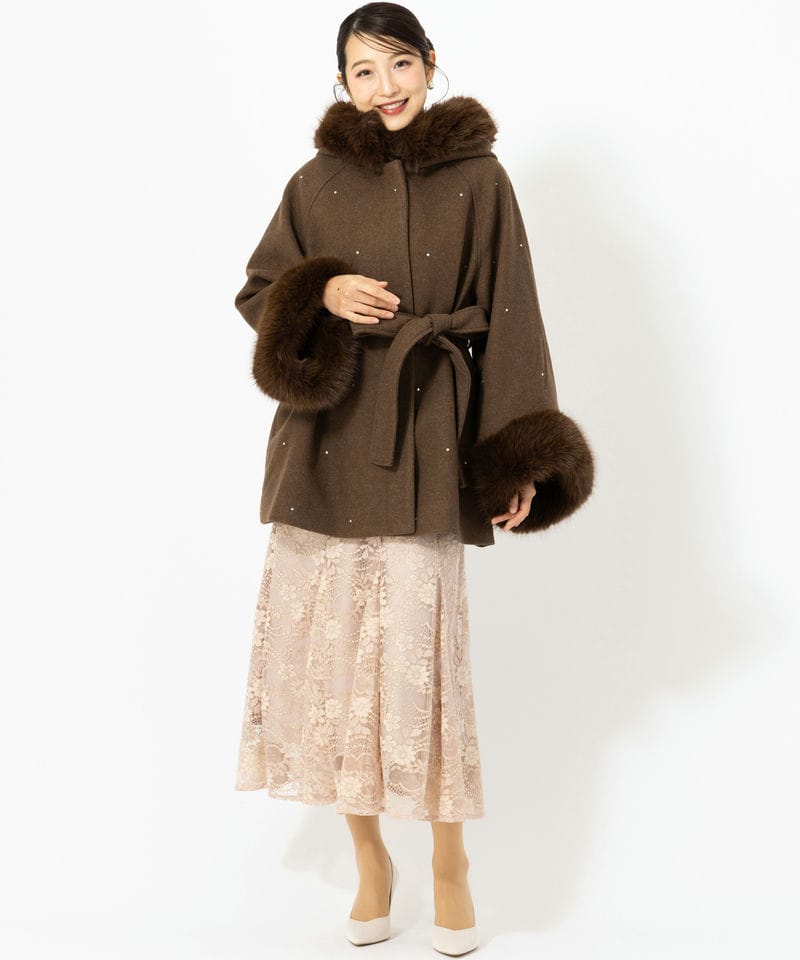 Chico チコ ビジュー付きファー襟ケープコート ブラウン系 | 結婚式