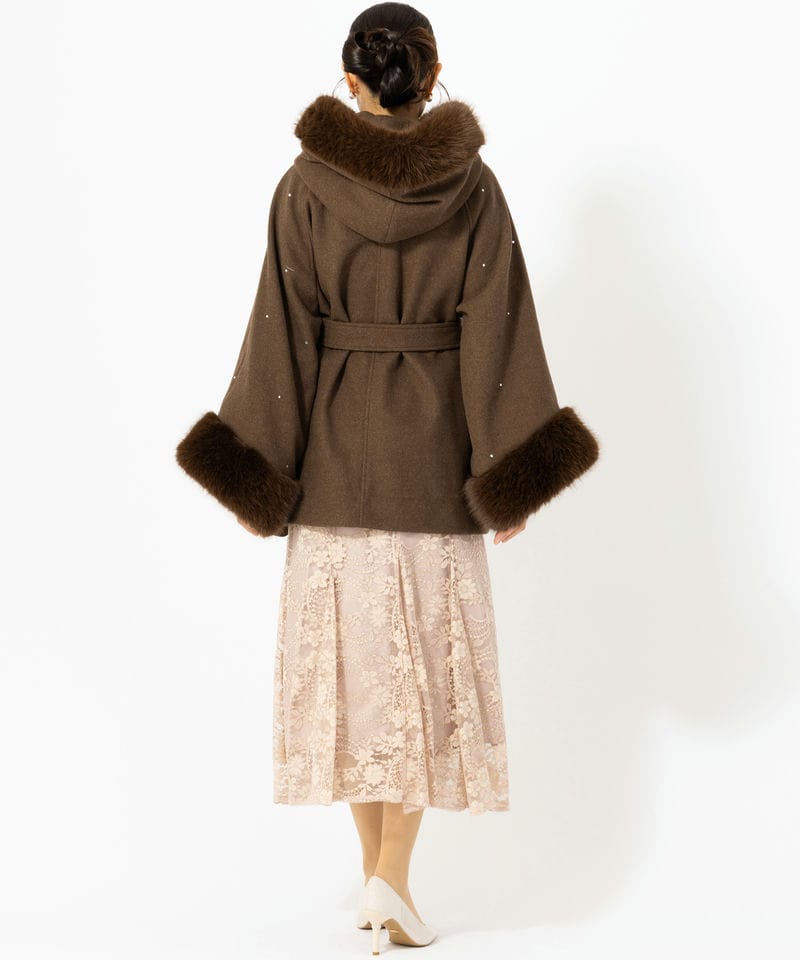 Chico チコ ビジュー付きファー襟ケープコート ブラウン系 | 結婚式