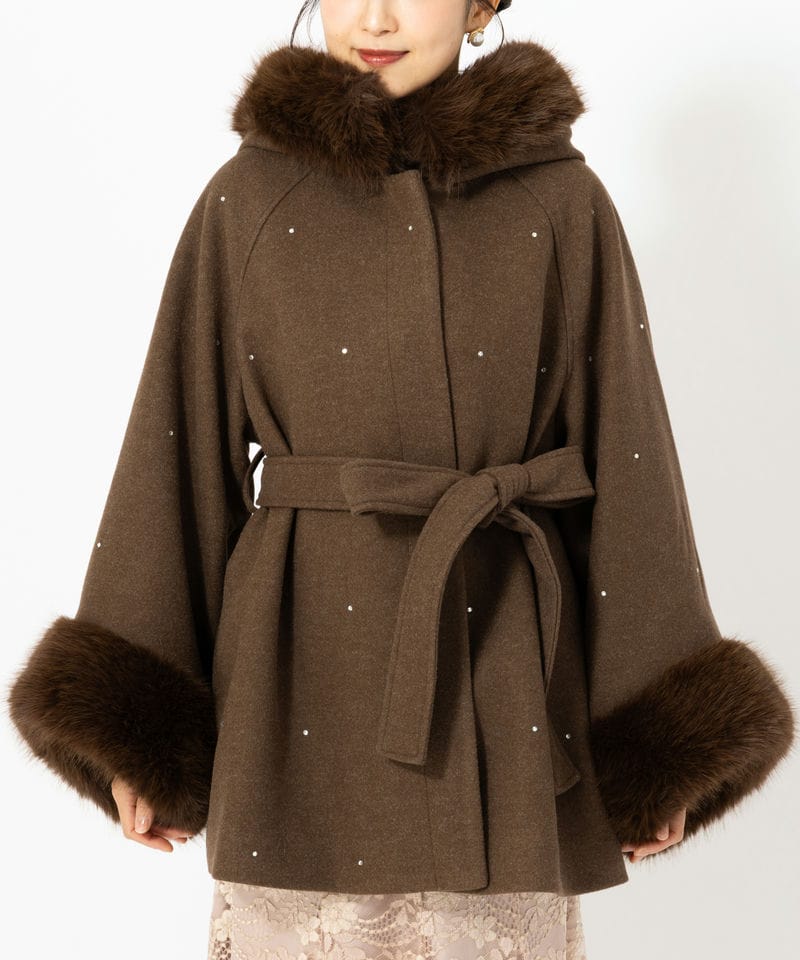 Chico チコ ビジュー付きファー襟ケープコート ブラウン系 | 結婚式