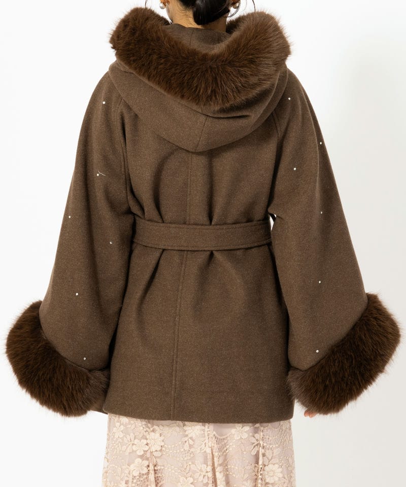 Chico チコ ビジュー付きファー襟ケープコート ブラウン系 | 結婚式