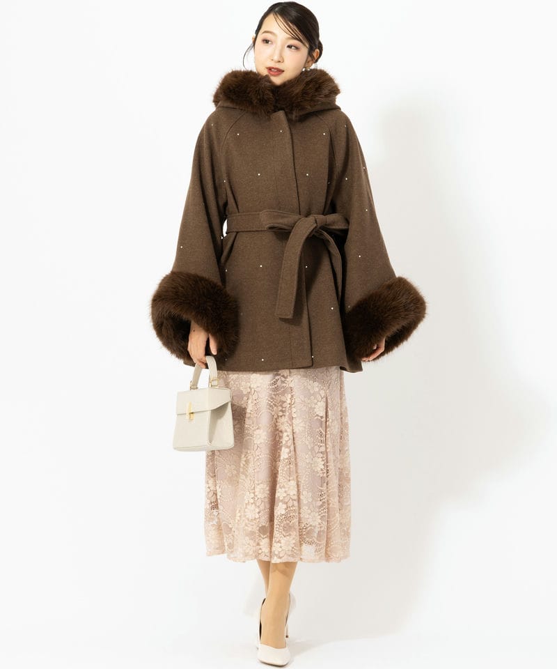 Chico チコ ビジュー付きファー襟ケープコート ブラウン系 | 結婚式