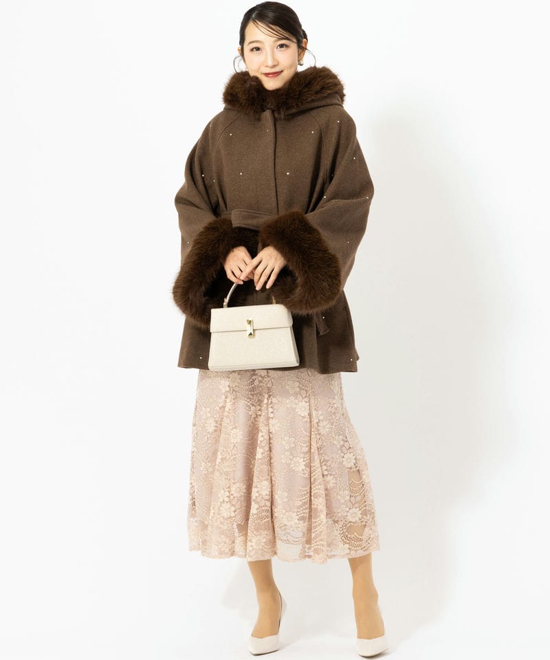 Chico チコ ビジュー付きファー襟ケープコート ブラウン系 | 結婚式
